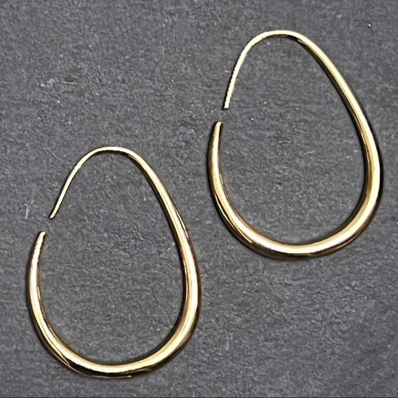 π2/$30 New Gold Minimalist Crescent Hoop Earrings - Picture 3 of 4